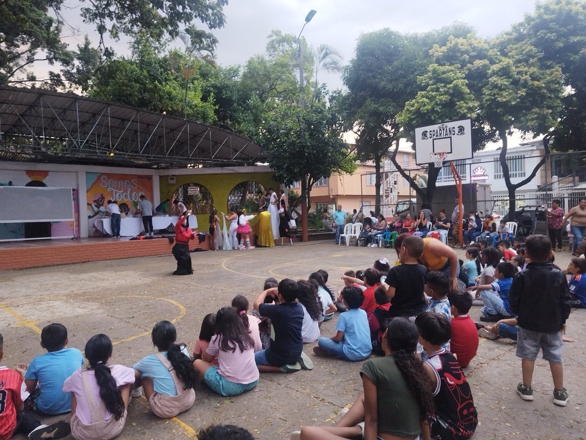 Construyendo Tejido Social👩‍👩‍👦‍👦 Espacios para la recreación, el arte y la cultura 🚸 #barrio #cali #PasionPorServir #ReVivamosCali #Accionesquetransforman