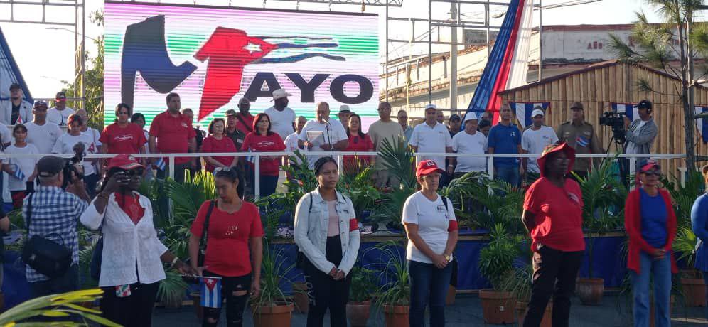 El Secretario General de la CTC en #PinardelRío, Rubén Yoga en el inició del desfile expresó: 📷¨Esta histórica concentración se ha convertido en una gran fiesta de la clase obrera¨ #Cuba #PorCubaJuntosCreamos 📷Fuente📷 Periódico Guerrillero