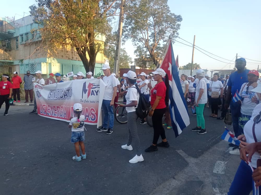 Pueblo Pinero reviste las calles  este #1roDeMayo con múltiples coloridos, bajo lemas, consignas, banderas. La representación de los  Trabajadores del sector de las comunicaciones  y #JovenClubIsla #PorCubaJuntoCreamos #JovenClubTeConecta #JovenClubInformatiza