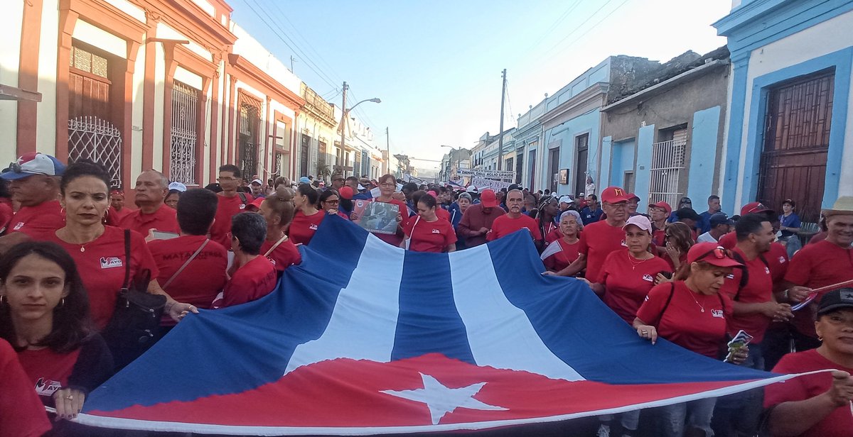 #FidelPorSiempre 'Revolución es es luchar por nuestros sueños de justicia para Cuba y para el mundo, que es la base de nuestro patriotismo, nuestro socialismo y nuestro internacionalismo.' Viva el #1eroDeMayo Viva #Cuba 🇨🇺 @PartidoPCC