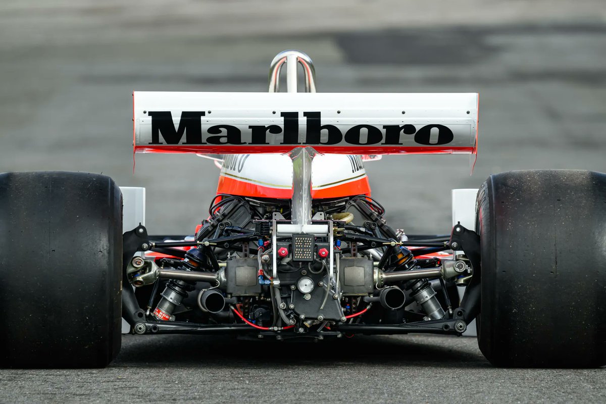 #WingWednesday #McLaren M26