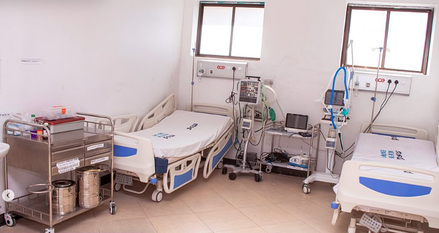 Muonekano wa jengo la wagonjwa wa dharura (EMD) katika hospitali ya wilaya ya Mpimbwe mkoani Katavi ambalo tayari limeshaanza kutumika na vifaa vikiwa vinafanyakazi.

#MamaYukoKazini 
#mamaanafanikisha