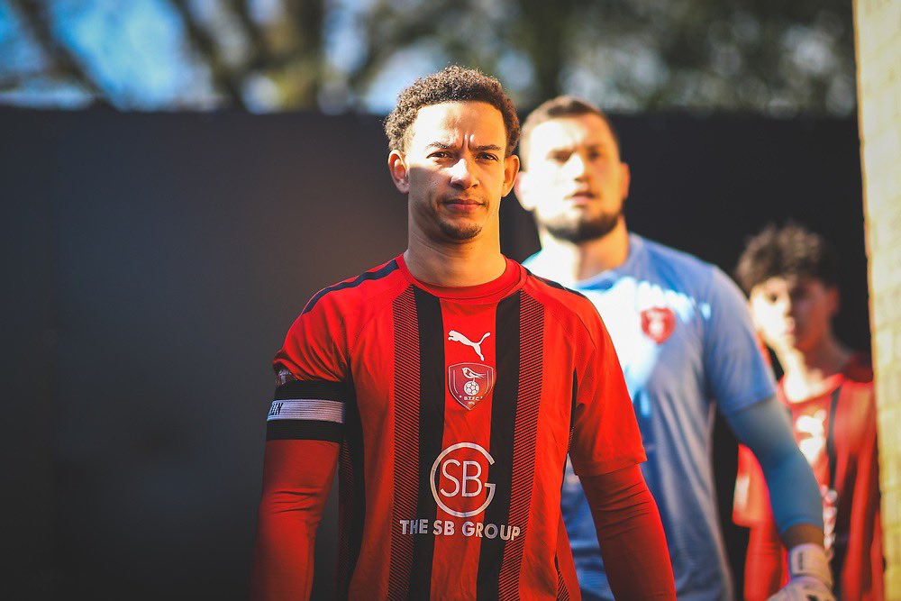 Good luck to @BracknellTownFC this evening against @AFCTotton in the @SouthernLeague1 play off #ComeonRobins #Robins