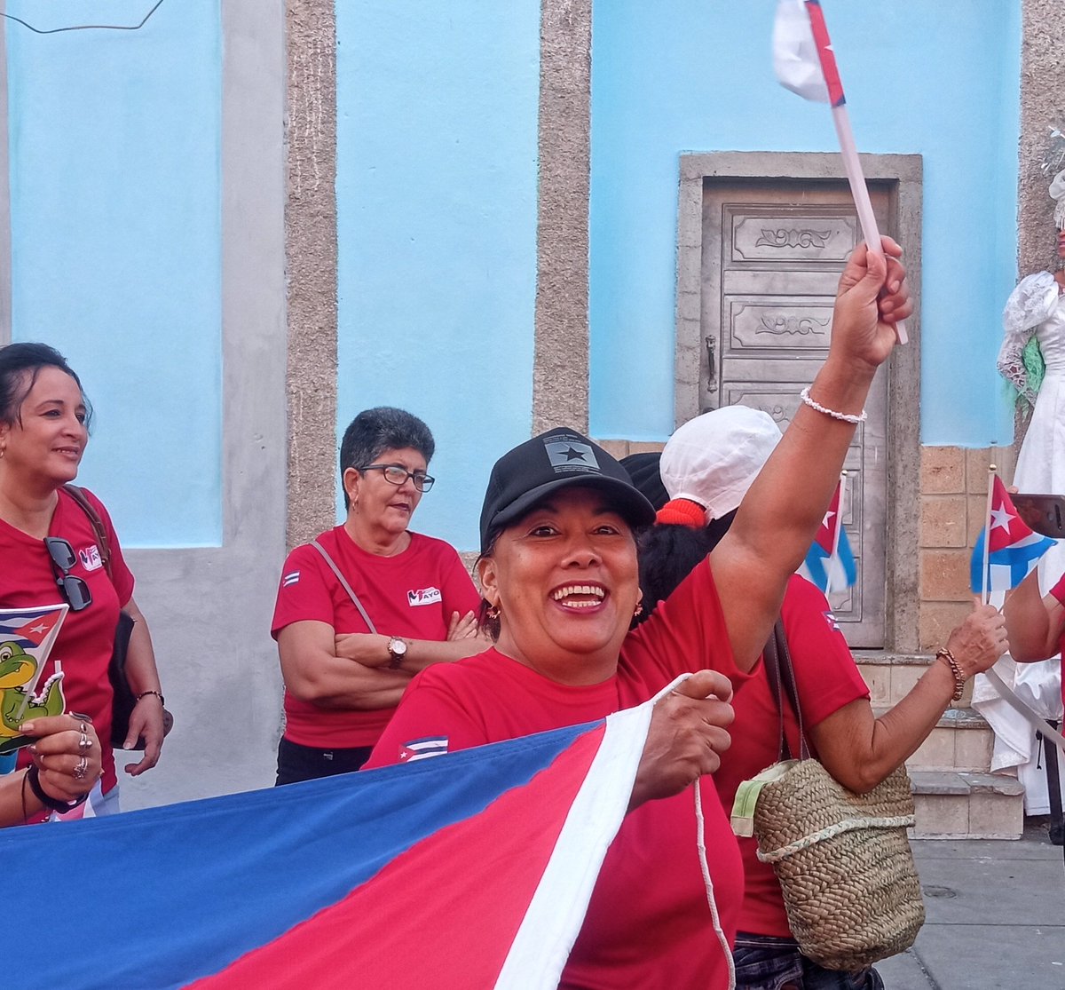 #FidelPorSiempre "Revolución es convicción profunda de que no existe fuerza en el mundo capaz de aplastar la fuerza de la verdad y las ideas."
#1eroDeMayo #Cuba
#PorCubaJuntosCreamos