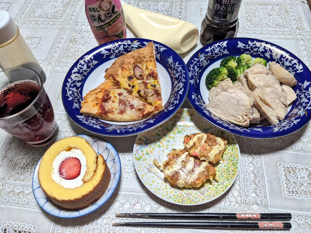 今日は妹様が作ってくれたサラダチキンと昨日の残りのピザ🍕とミニお好み焼きよー