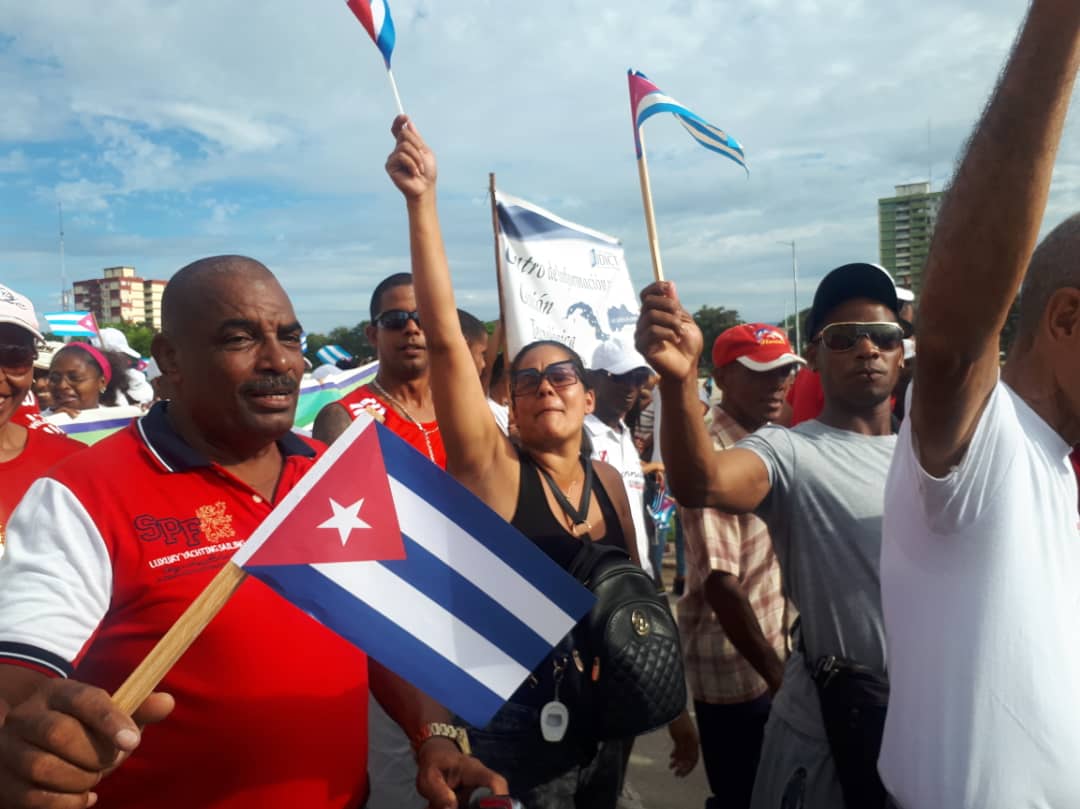 Como cada #1deMayo la familia de los constructores de @GuancoEmpresa junto al pueblo guantanamero participan del desfile que reúne a toda la clase obrera. Felicitaciones trabajadores! #JuntosPorCubaCreamos #RevoluciónesConstruir @CubaCubacons @CubaMicons @yoeaberob1