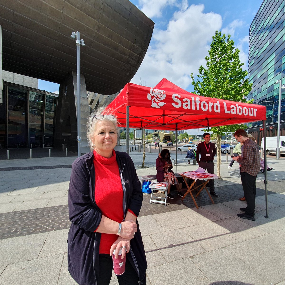 Good afternoon! We've just set up our stall outside the Lowry, making use of the sunshine🌞 @salford_mayor and @AndyBurnhamGM will be joining us shortly — come and say hi! 👋 𝗕𝗲𝘀𝘁 𝘄𝗶𝘀𝗵𝗲𝘀, 𝗟𝗶𝘇