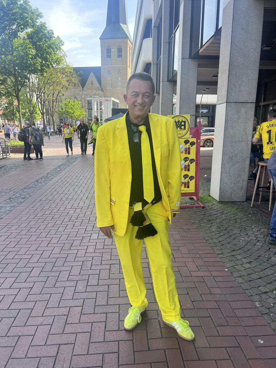 À Dortmund,une ville ouvrière qui vit pour le football. Le peuple s’habille en jaune et noir. À l’histoire,de ce Monsieur en costume trois pièces aux couleurs du Borussia Dortmund 🟠⚫️. #BVBPSG @africafootutd