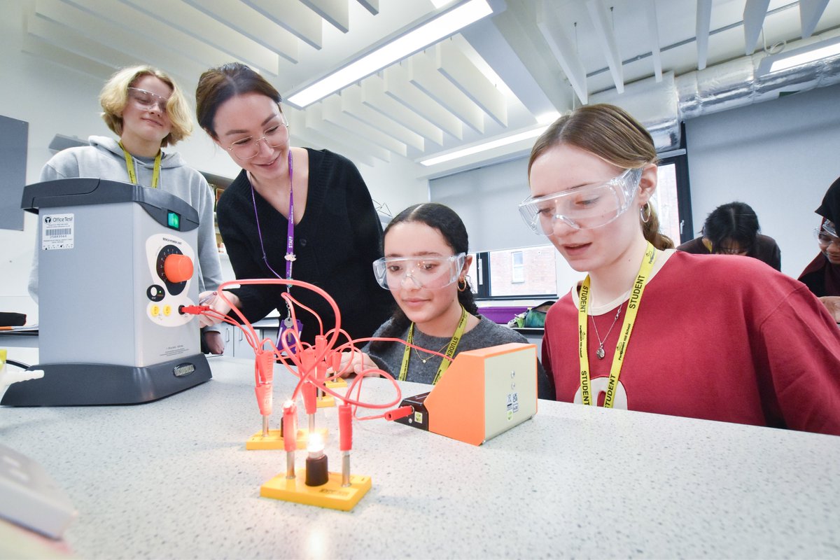 Have a child in primary school Years 4 and 5? 🤔 Join our Moving On to Secondary School Event on 13 June to: ✅ get advice on applying for a Year 7 place for Sept 2025 ✅ find out from heads, students and staff what #CamdenSchools have to offer. 👉🏽 eventbrite.co.uk/e/camden-movin…