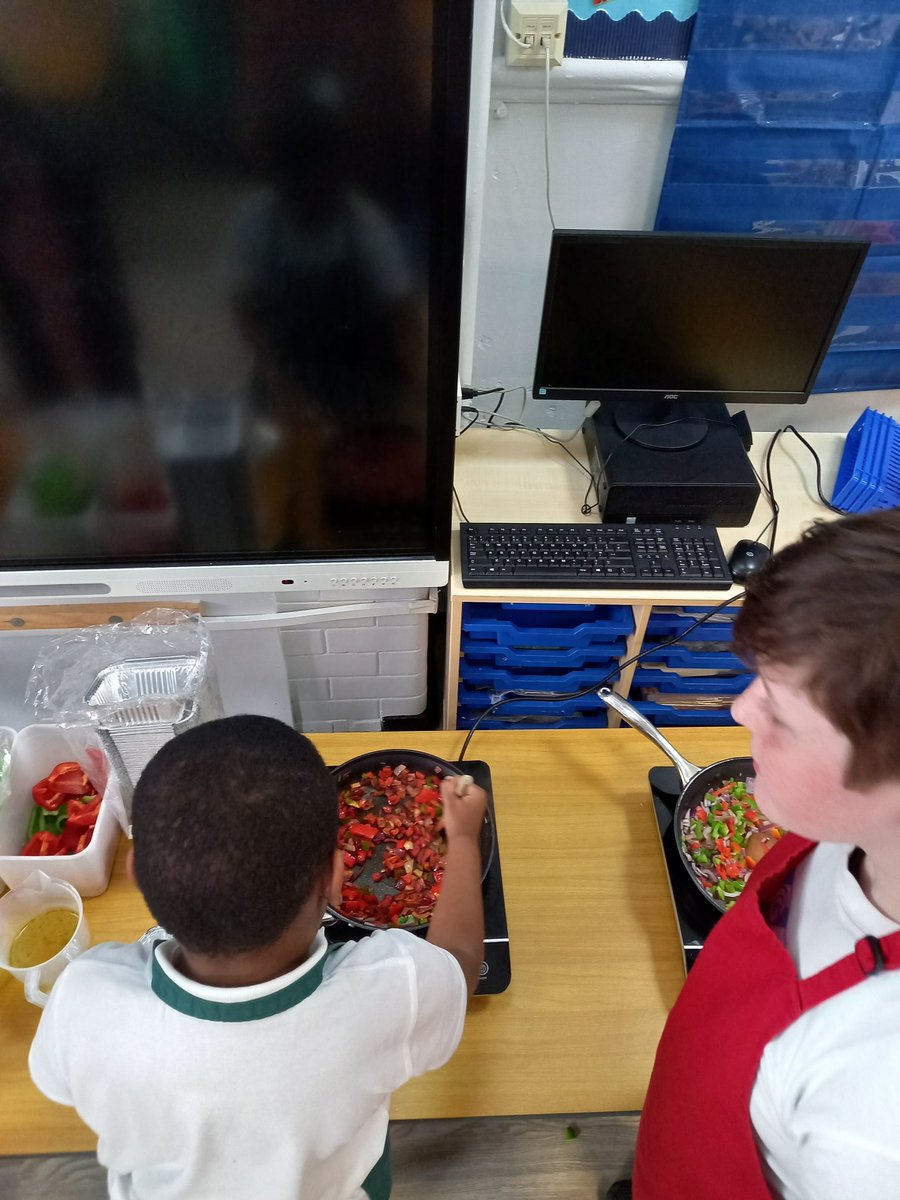 Our parents, carers and children having a wonderful afternoon making paella. Developing our cooking skills @fftliverpool @GwladysStPrim @GSPSCalmC