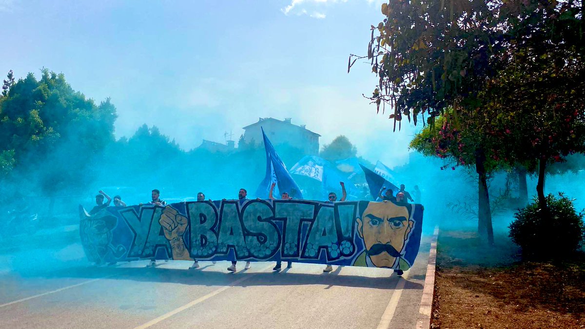 Hastasıyız eski pankartların sahneye çıkışının 🔥 Adana Demirspor taraftarları 1 Mayıs İşçi ve Emekçi kardeşlerin mücadelesi için sokaklarda.