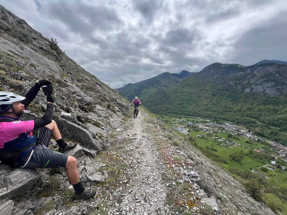 1er mai ciel bouché, mais propice à toutes les activités 😉 Ici VTT sur les hauteurs de la vallée du Vicdessos (🙏📸 P Alard) @kamelchibli @Occitanie @ariegeledpt