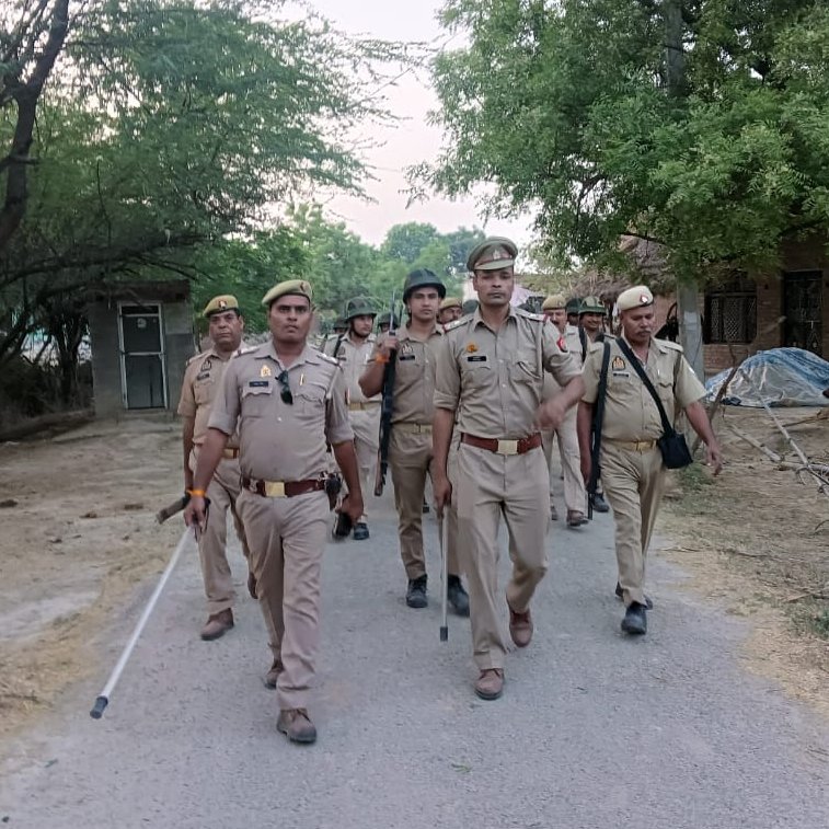 #Etawahpolice 
#Footpatrolling
आगामी त्योहार,लोकसभा निर्वाचन-2024 के दृष्टिगत SSP इटावा के निर्देशन में जनपद में शांति,कानून व्यवस्था को सुदृढ़ बनाये रखने हेतु थाना ऊसराहार पुलिस द्वारा थाना क्षेत्रांतर्गत पैदल गस्त एवं लोगों से संवाद कर उनको सुरक्षा के प्रति आश्वस्त किया गया।