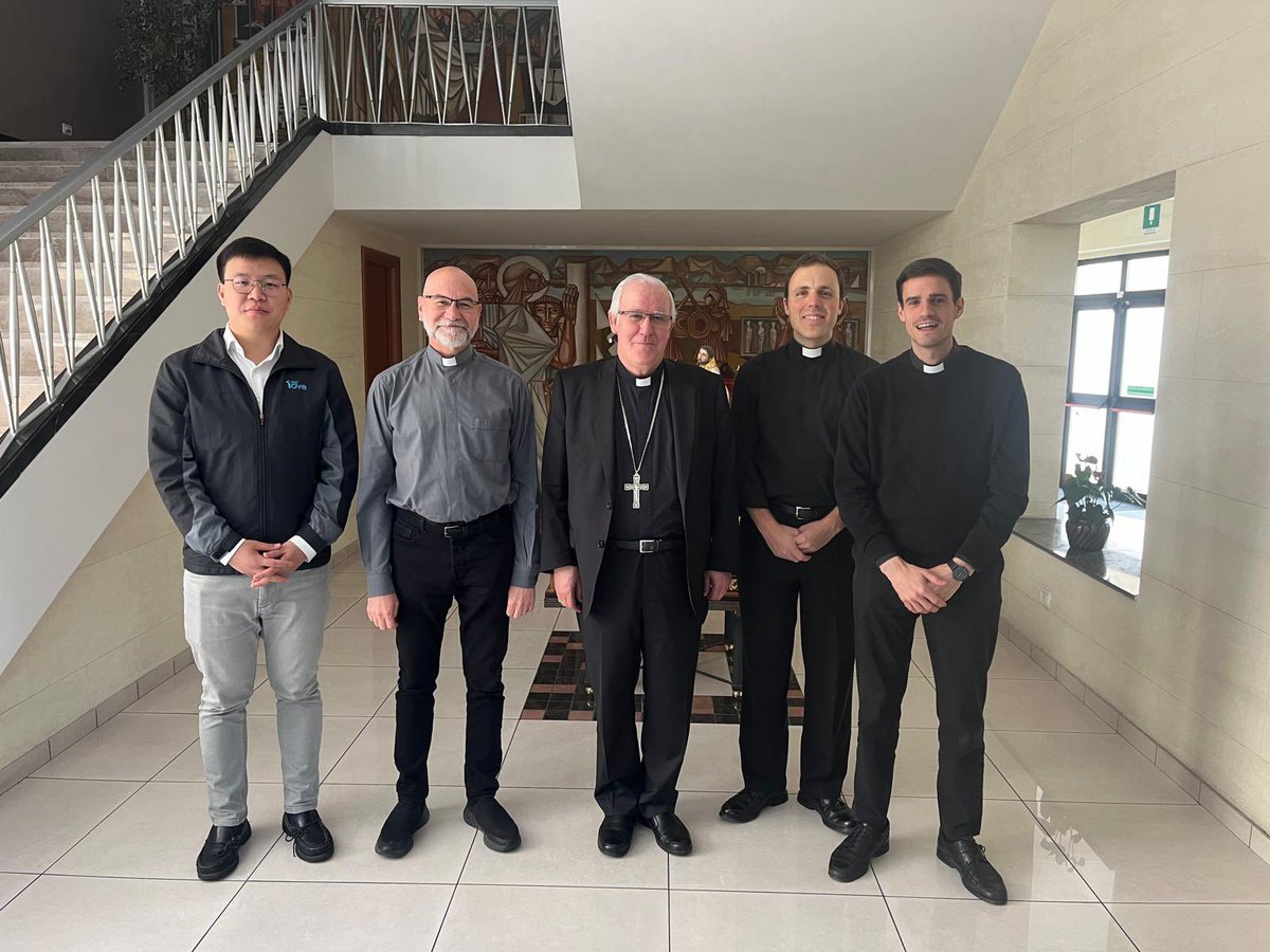 En el Pontificio Colegio Español de San José, en Roma, con el Rector y los “colegiales” sevillanos que residen aquí y amplían estudios. La teología es reflexión científica sobre la revelación divina, y está al servicio de la verdad de Dios.