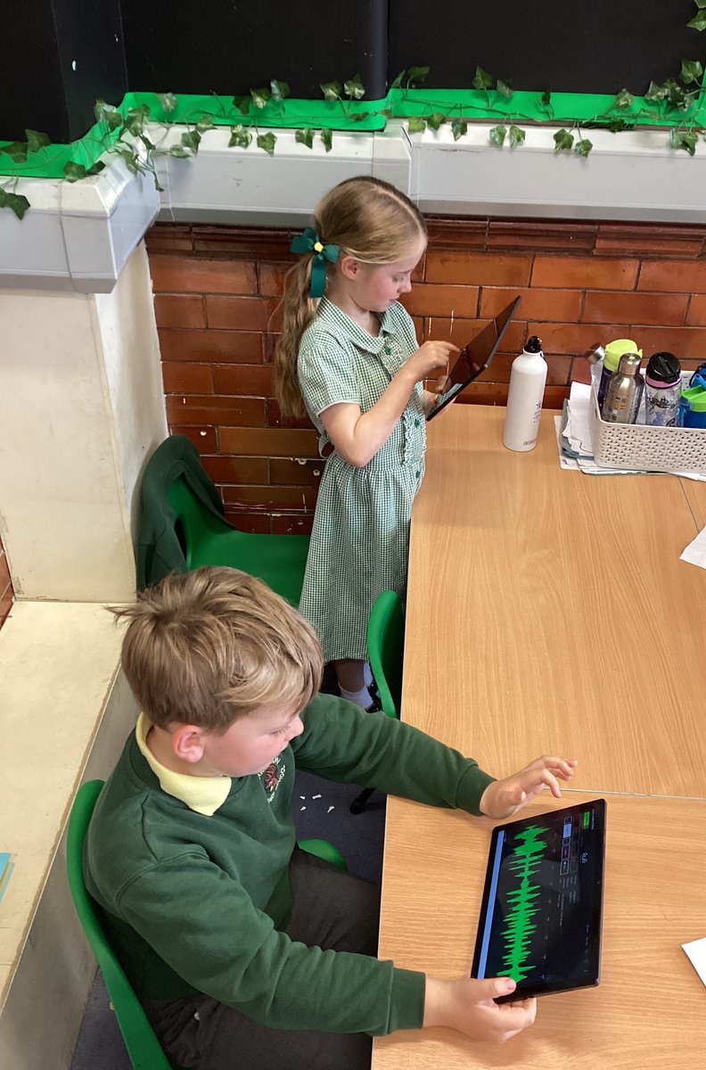 Year5Markeaton's tweet image. Elm class are being Sound and Computer engineers this afternoon exploring audio production, how to record and edit sound! We have learned all about device inputs and outputs and how these can affect the quality of recordings💪🧠 #MPScomputing