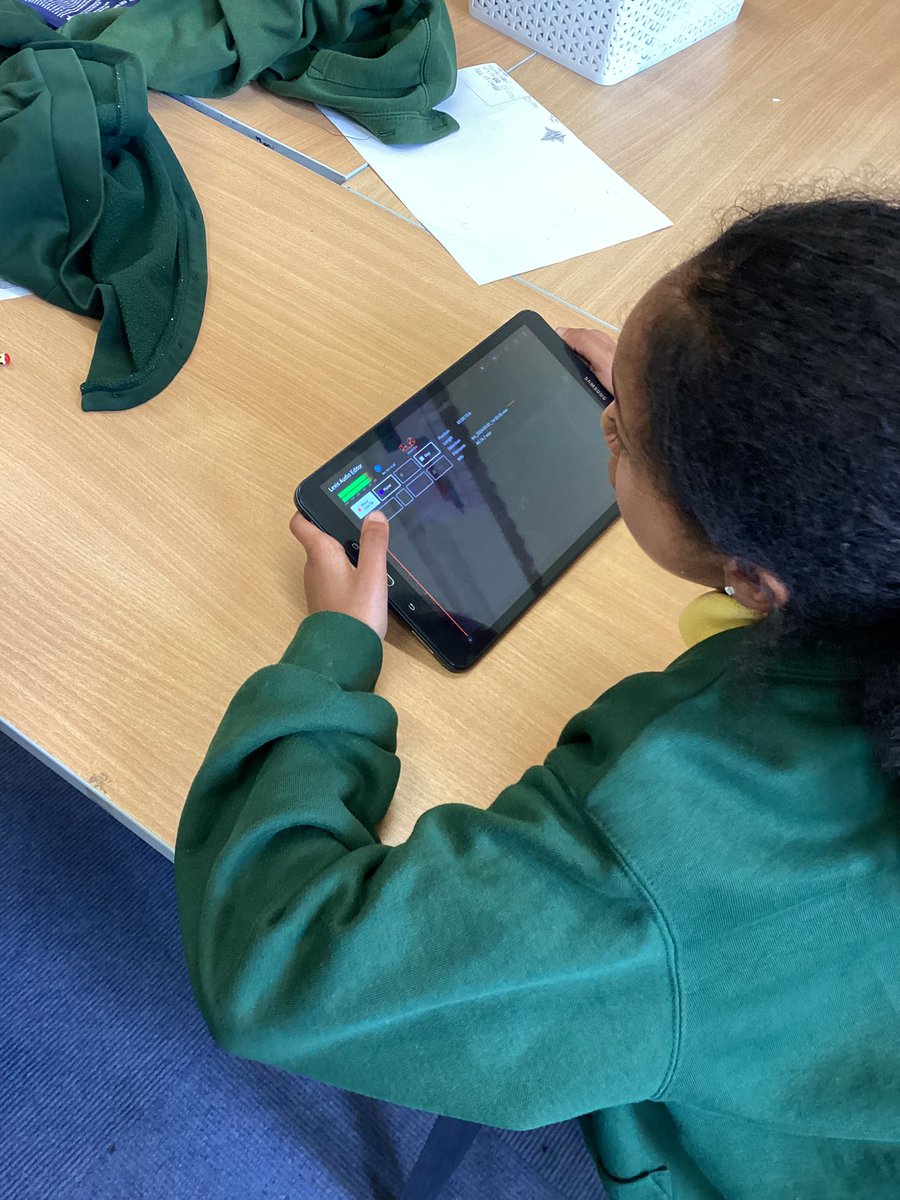 Year5Markeaton's tweet image. Elm class are being Sound and Computer engineers this afternoon exploring audio production, how to record and edit sound! We have learned all about device inputs and outputs and how these can affect the quality of recordings💪🧠 #MPScomputing