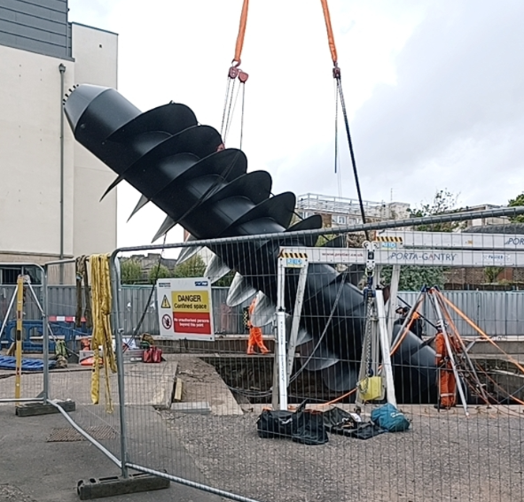 👀 MASSIVE 16 tonne, 14 meter long screw pump going into the underground waste water pumping station at McDonald Road, #Edinburgh. Read about the project here: bit.ly/3JJE1cQ @Edinburgh_CC #Morrisonwaterservices