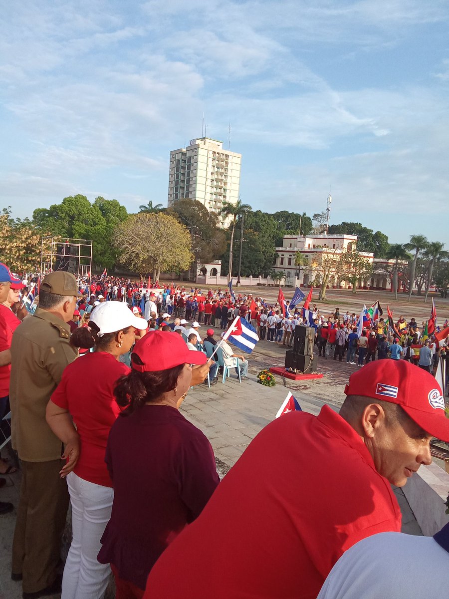 Desde la Plaza Mayor General Ignacio Agramonte, junto a José Ramón Monteagudo Ruiz y las autoridades de la provincia celebramos con los camagüeyanos su desfile en saludo al Día Internacional de los trabajadores. #PorCubaJuntosCreamos #EstaEsLaRevolución