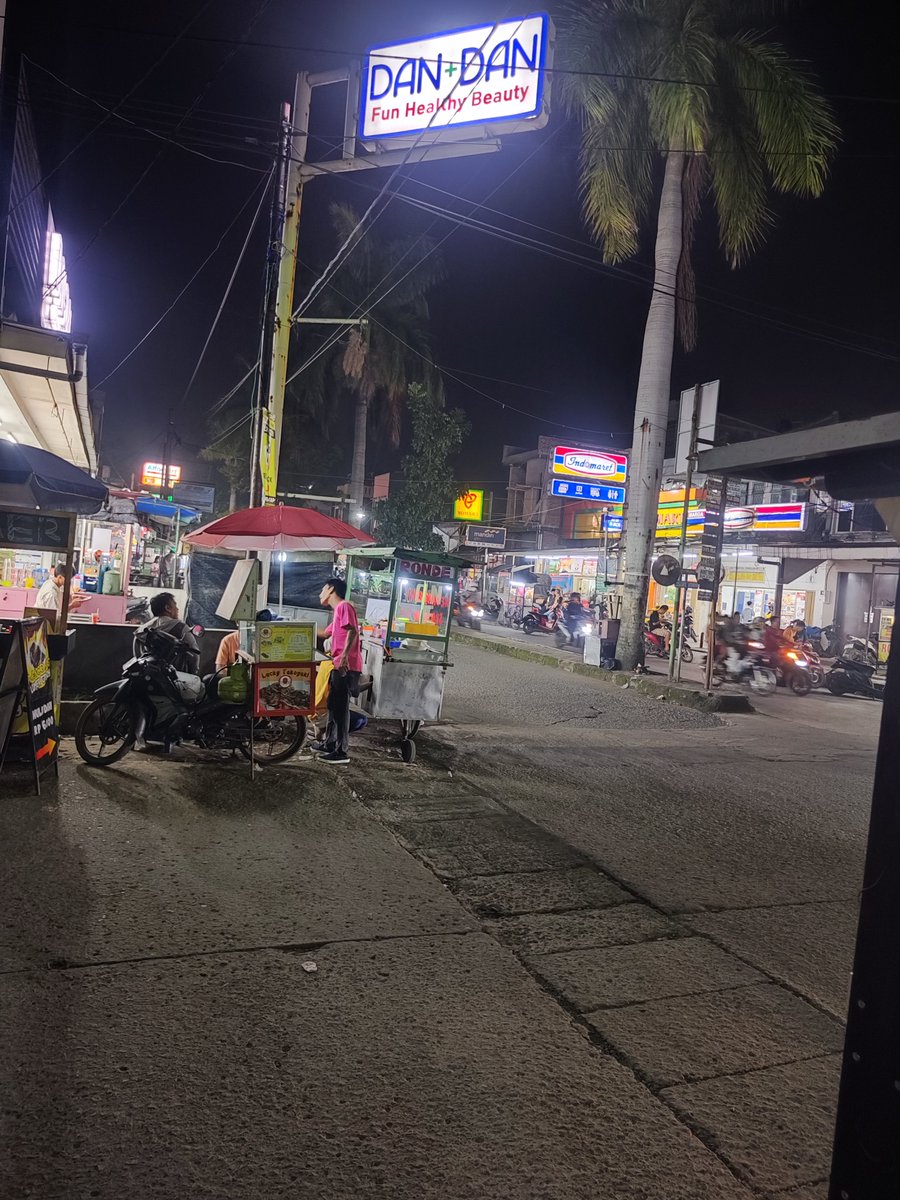 lagi jajan tahu genjrot