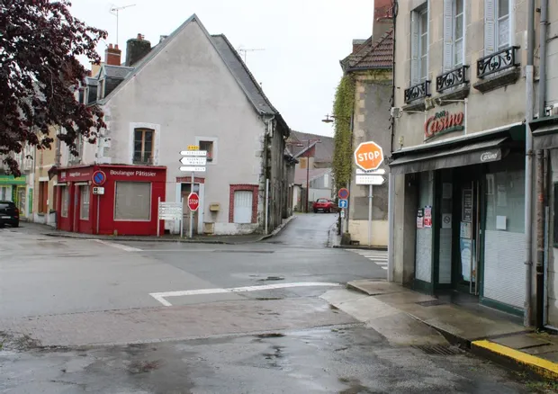 #Faitsdivers Ivre, il sort une arme sur le parking d'une épicerie en Creuse ▶️lamontagne.fr/chenerailles-2…