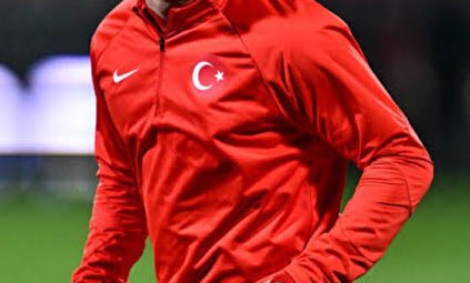 ⭕️ ÖZEL: Çok yetenekli genç milli bir futbolcu var, gurbetçi, ailesi Trabzonlu. Fenerbahçe, geçen yazdan beri bu çocuğu istiyor. Kendisi de gelmeyi çok istiyor ama ailesinin zarar görmesinden endişeleniyor. Bu yüzden büyük ihtimalle Beşiktaş’a transfer olacak.