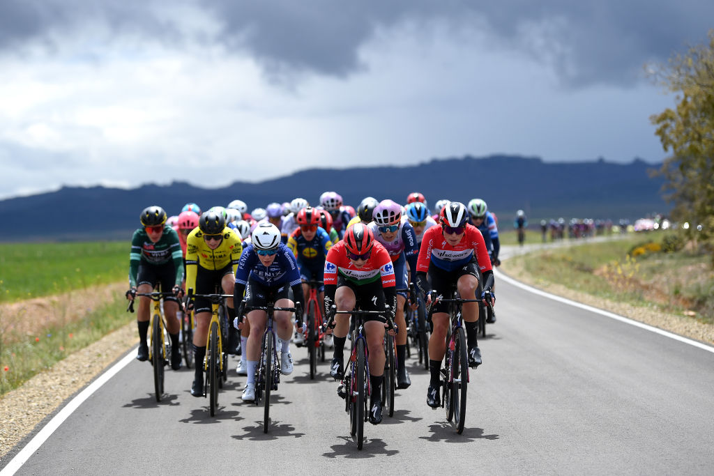 Echelons !!! 

19 riders in front with 6 riders of Team SD Worx - Protime 

Stage 4 to Zaragoza in La Vuelta Femenina

#wesparksuccess

@GettySport @LaVueltaFem