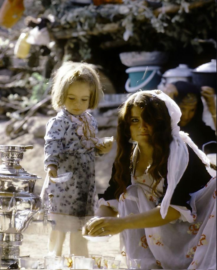 A Kurdish woman and her little daughter preparing tea in 1985 in Southern Kurdistan