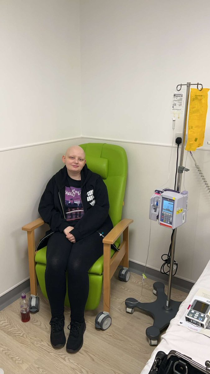 Round 10/14 of chemotherapy and round 8/28 of radiotherapy today! All whilst repping my @CodyRhodes hoodie. Hoping to meet you one day and say thank you for being a huge inspiration to me! ❤️
(Also come to the live shows in the uk again, clash at the castle is too expensive 😉😂)