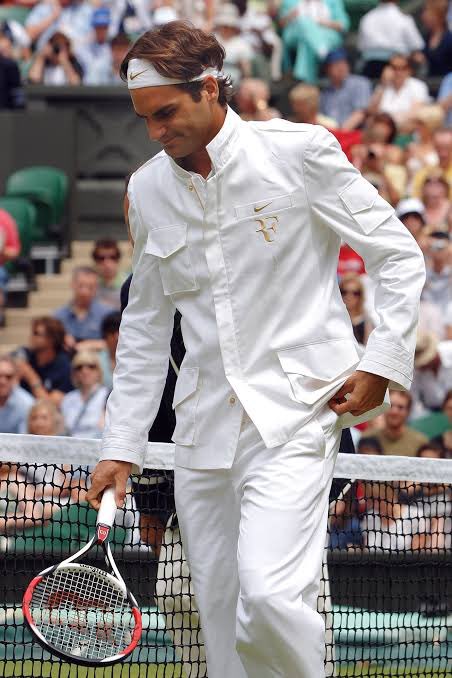 Roger Federer showing up to the 2009 Wimbledon looking like the tennis royalty he is, wearing a Nike white military esque jacket, duffel bag and trainers all complete with gold trim and accents 🌟🌟
