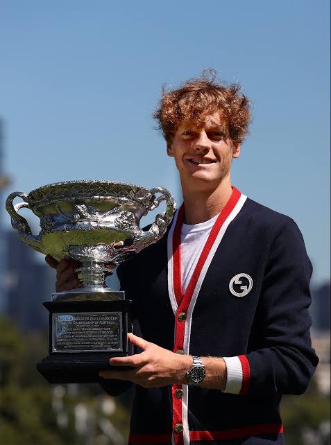 Janik Sinner bringing his custom Gucci duffle bag to his second round at the 2023 Wimbledon. He was seen again with a custom Gucci duffle bag at the 2023 US Open, with the straps in blue, matching the Louis Armstrong Stadium. The Italian is an Gucci ambassador after all! 😉