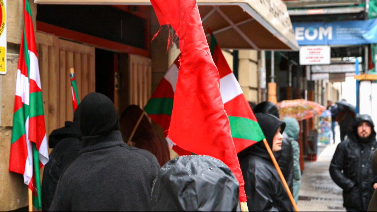 Gaur maiatzaren 1ean Donostian mobilizatu gara. Manifestazioa bukatzean lokal bat okupatu dugu. Okupazio hau izaera sinbolikoko ekintza izatetik haratago, langile klaseak bere alternatiba propioak eraikitzeko ekintza dugu. LANGILEON BORROKAZ EUSKAL HERRI SOZIALISTA!