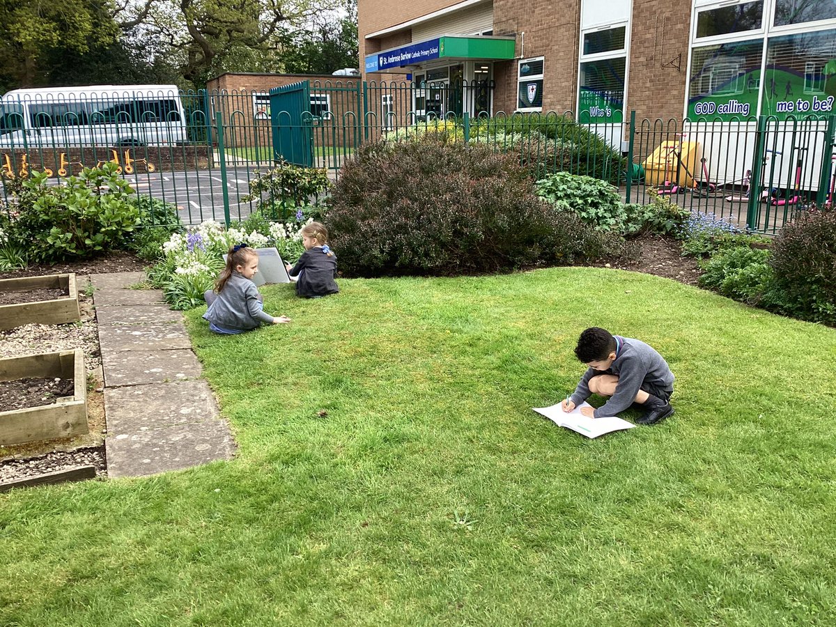 Year 1 are enjoying sketching natural objects this afternoon. They are looking for objects to sketch and adding the detail in carefully. 🌿🌴💐🌻🌸🪣🪣✍️