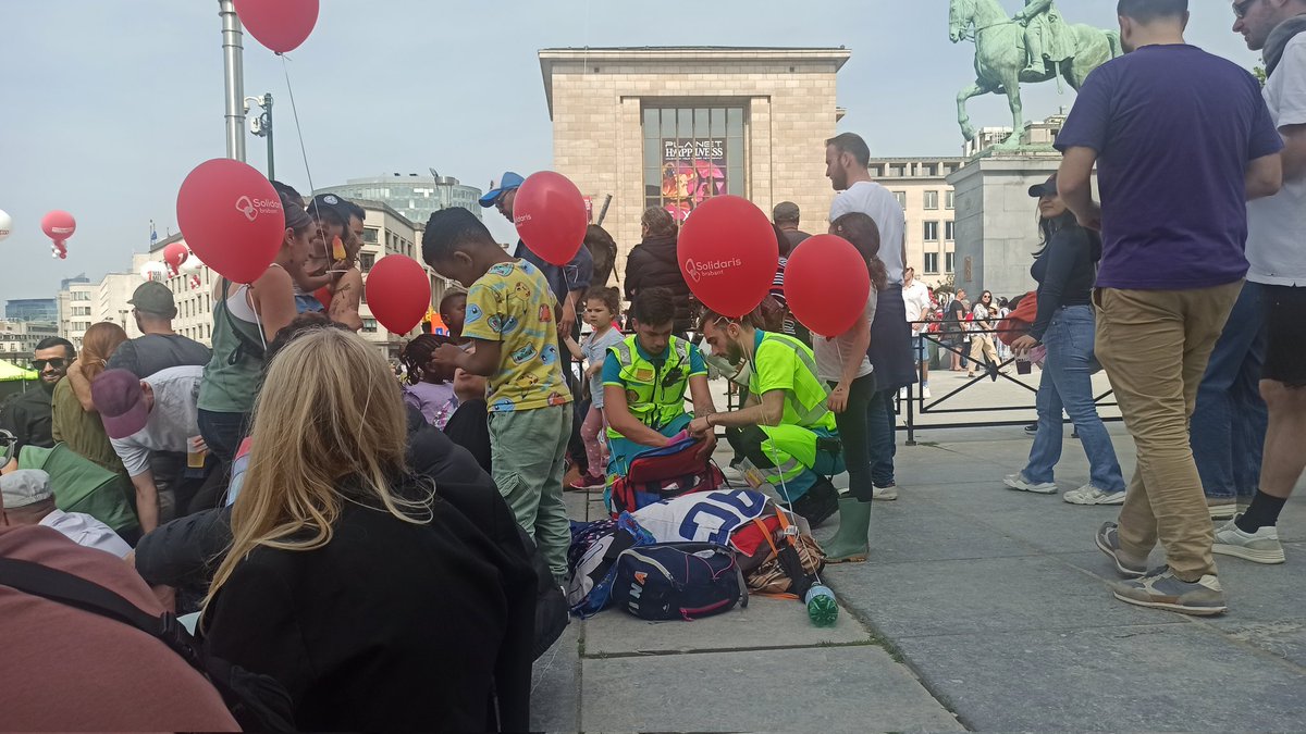 📍Belgium 🪧 #LabourDay in Brussels organised by @syndicatFGTB & @vakbondABVV was kicked off in Mont des Arts. All day a packed agenda with concerts, debates, expositions with the participation of international delegations. And special thanks to public service workers keeping…