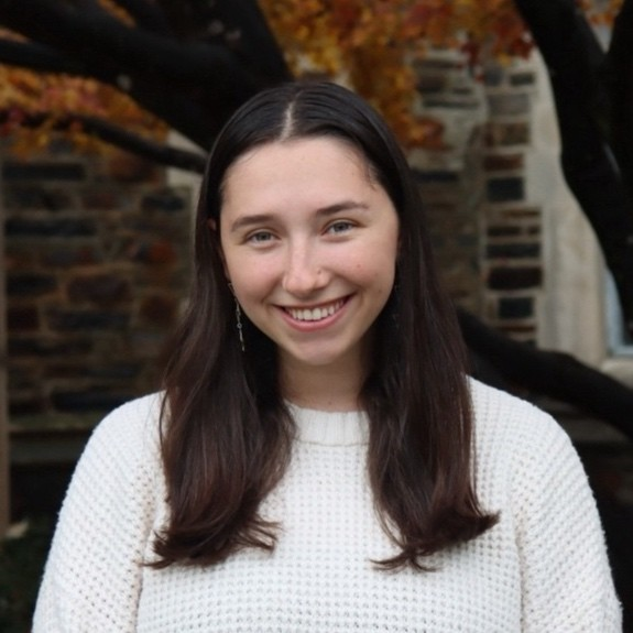 Graduating senior news! Congrats to Carmel who will be starting a clinical research assistant position @BostonChildrens! She will combine her experiences in child-based research and clinical work with cardiology patients and couldn't be more excited! Hooray! 🥳