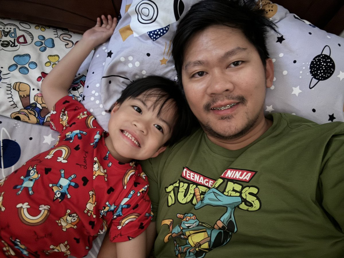 Evan is happy because he woke up seeing me. For the past weeks, I left the house very early. So this holiday, I made sure that we will sleep and wake up together 👦 in love you son!