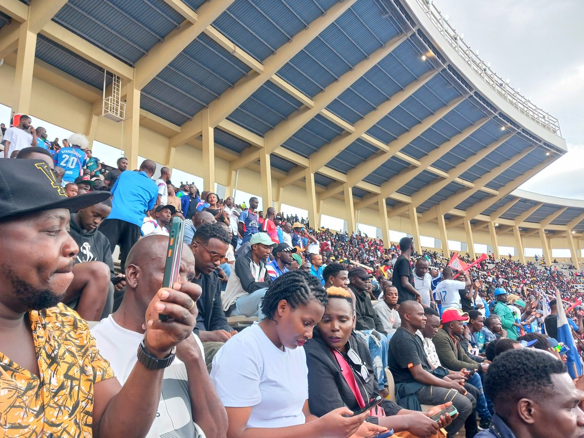 Namboole twasomye dda.💯
Halftime 
BUL 1-0 Vipers 
The atmosphere inside is electric 😍🎶
Naye outside, people are stranded, no tickets. 🥺