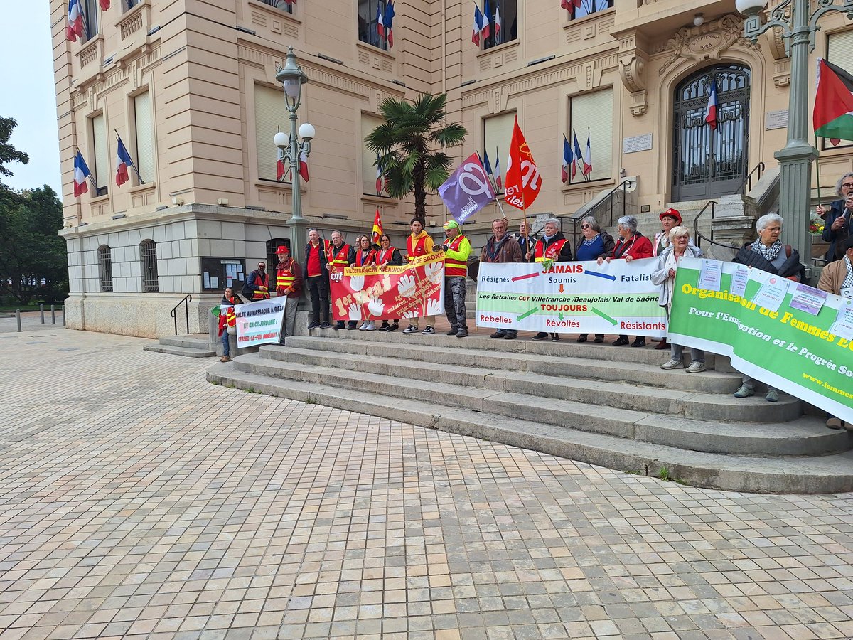 Plus de 400 manifestans à #Villefranche pour le #1ermai2024. 
Les communistes présents en nombre, ont vendu le muguet et distribué notre journal
Bon 1er mai à toutes les travailleuses et tous les travailleurs ✊️
#PCF #manifestation #villefranchesursaone #beaujolais #militants