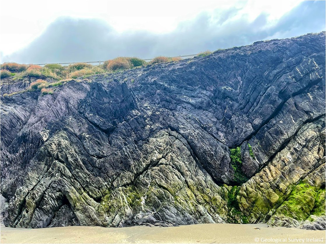 May's #imageofthemonth feat. Dunworly Bay, Co #Cork (Bá Dhún Urlainn, Co Chorcaí.), placed 2nd in 2023 Du Noyer Photo. Competition with @GeolSurvIE @Dept_ECC, upright gentle #sandstone folds, Upper #Devonian (382 - 359 mil. years), Toe Head Formation. Photo by Mary Russell.