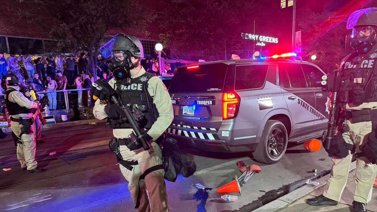 azpublicmedia's tweet image. UPDATE: Around 2:00 a.m. law enforcement officers in gas masks and riot gear stormed a pro-Palestinian encampment on the @uarizona campus. The move came hours after a 10:30 p.m. deadline for protesters to leave the area. 

More:
news.azpm.org/p/azpmnews/202…