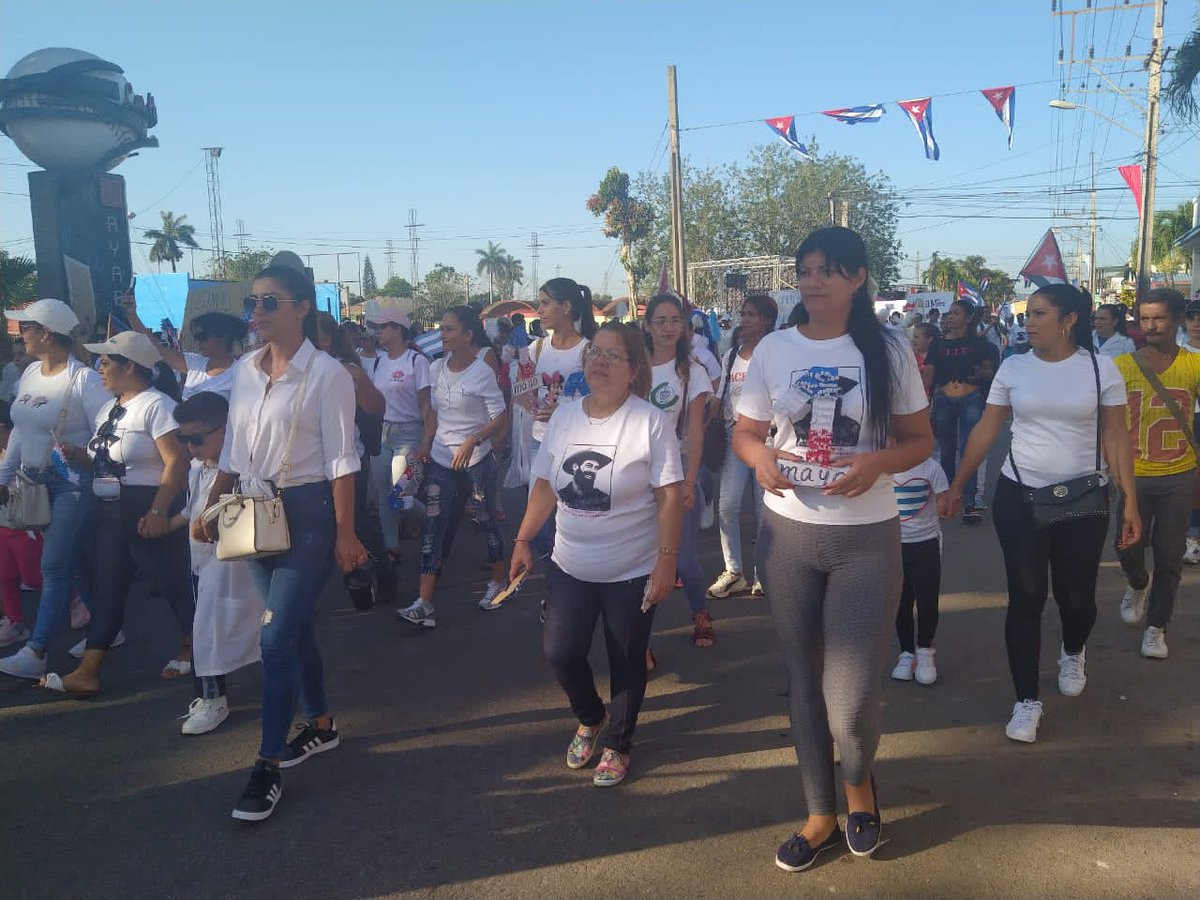 educacion_las's tweet photo. Los trabajadores de las instituciones educativas juntos a los familiares de nuestros estudiantes en el desfile por el #PrimeroDeMayo con bellas iniciativas y mucha alegría. Los Educadores comprometidos con nuestra obra
#PorCubaJuntosCreamos
#CubaMined https://t.co/zTePLAIypl