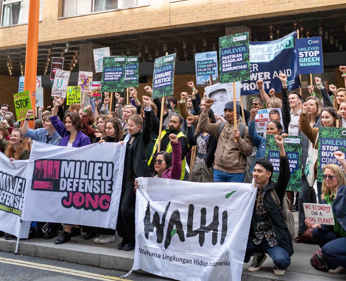 Today we’re here at the Unilever AGM to demand that Unilever seeks justice for the Indonesian communities harmed by one of its palm oil suppliers ✊ #unileveragm #landgrabbing #stopdirtypalmoil #deforestation #PlanetOverProfit #UniquelyUnilever #UnileverNews