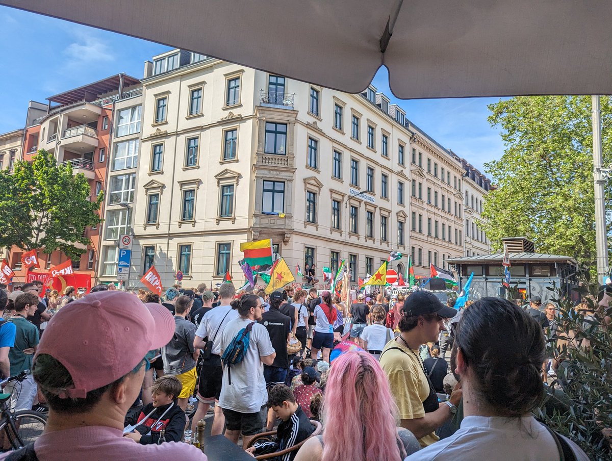 Bei der Maidemo am Südplatz durchzieht Solidarität mit Palästina alle Reden. Besonders explizit bei Handala. Gegen deren Rede pöbeln drei Punks auf dem Freisitz. Die Pro-Palästina-Parolen werden vor allem von den üblichen Gruppen gerufen, der Rest wirkt zurückhaltend. #le0105