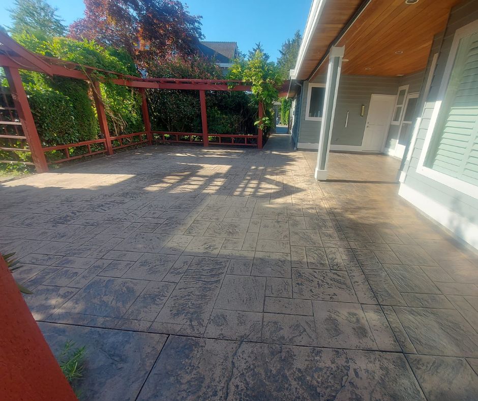 Another newly resurfaced back patio in Richmond. This time in our popular Graphite color. 

#EcoPaving