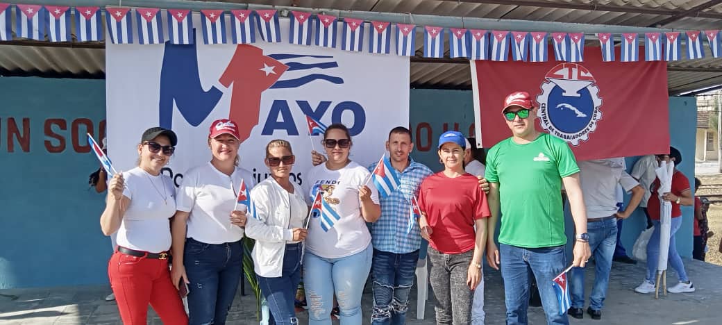 #PorCubaJuntoCreamos  
¡Viva el #1roMayo!