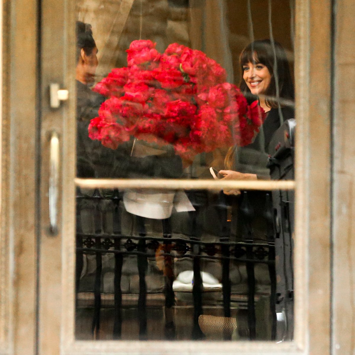 Imagina abrir a porta e dar de cara com Pedro Pascal trazendo um buquê de rosas para você? 🌹 

📸| Pedro e Dakota Johnson nos bastidores de 'Materialists', longa que está sendo gravado em Nova York.