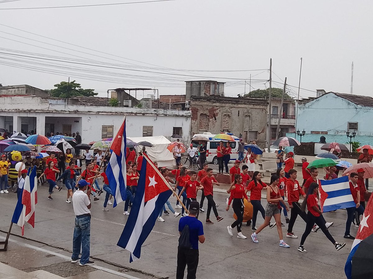 Los jóvenes encabezaron el desfile este #1DeMayo Día Internacional de los Trabajadores en la ciudad costera de #Manzanillo #ProvinciaGranma #PorCubaJuntosCreamos 📸 Roberto Mesa Matos periodista CMKX Radio Bayamo