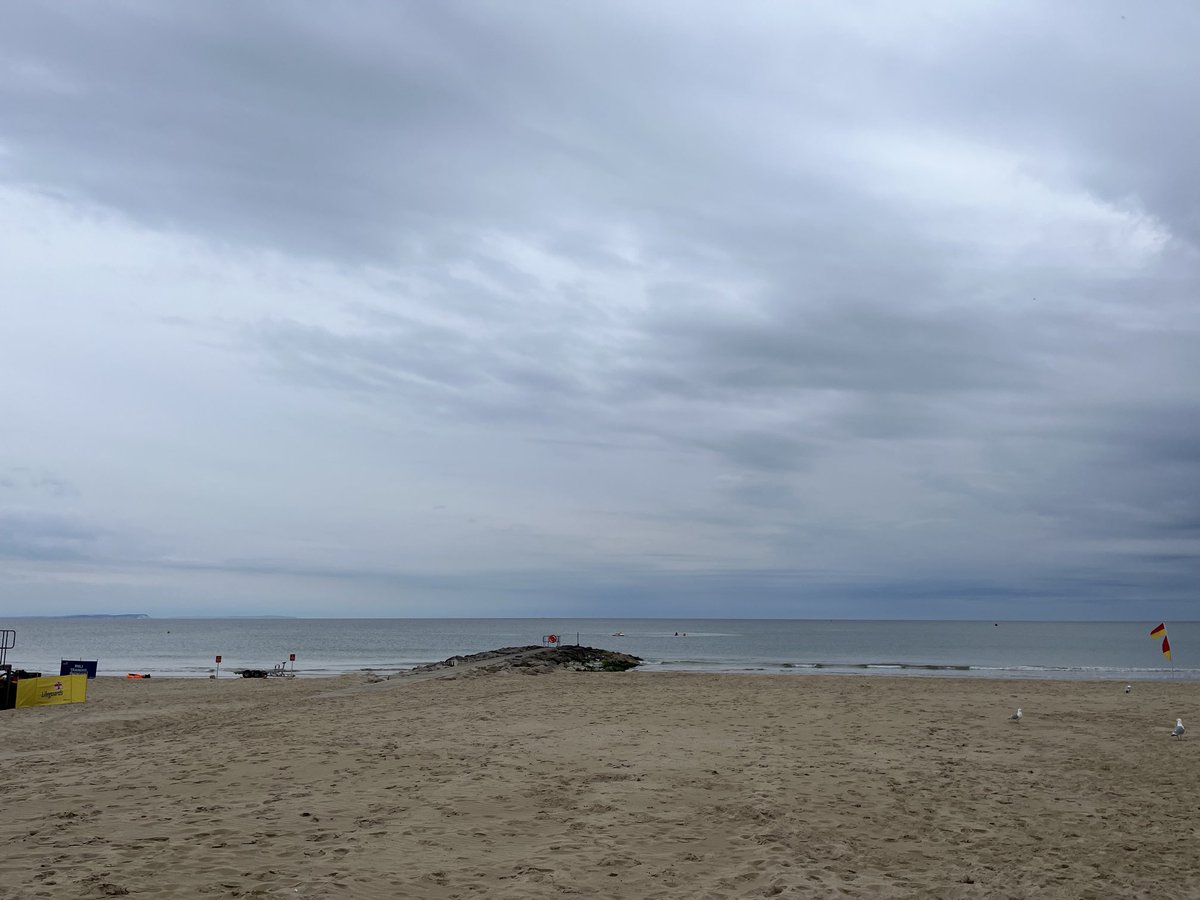 ⁦@WessexWeather⁩ ⁦@PaulBlight6⁩ ⁦@Petagna⁩ are these wavy dark clouds a fire runner of the thunderstorms ?? Looking out from Sandbanks 14.55.