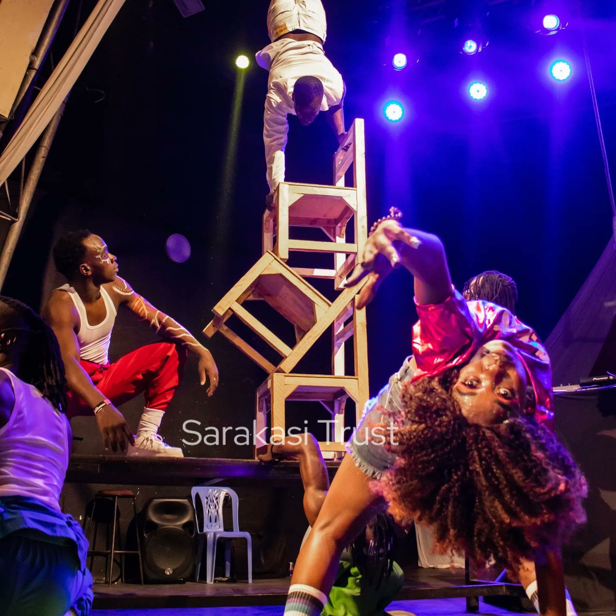 🎉Witness the art of chair balancing🎨
A craft that has been perfected overtime into this amazing showcase 🔥
Contact us;
📞0722814133
✉️ marketing@sarakasi.co.ke 

#trending #explorepage #viralreels #nairobievents #nairobinow #art #performance #like #share #dance