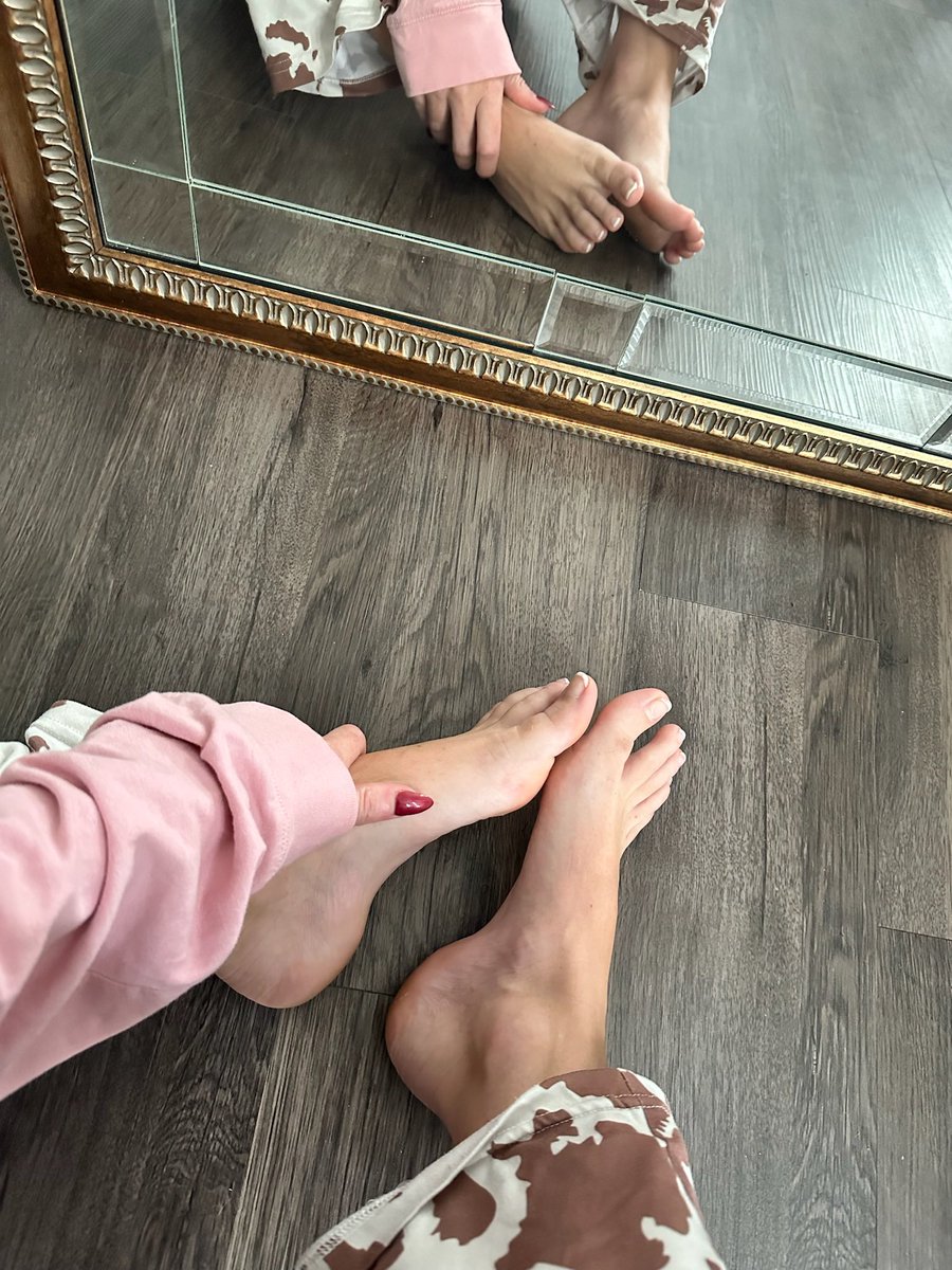 I need a guy that can make feet content with me so bad 😭 just suck my toes on camera already