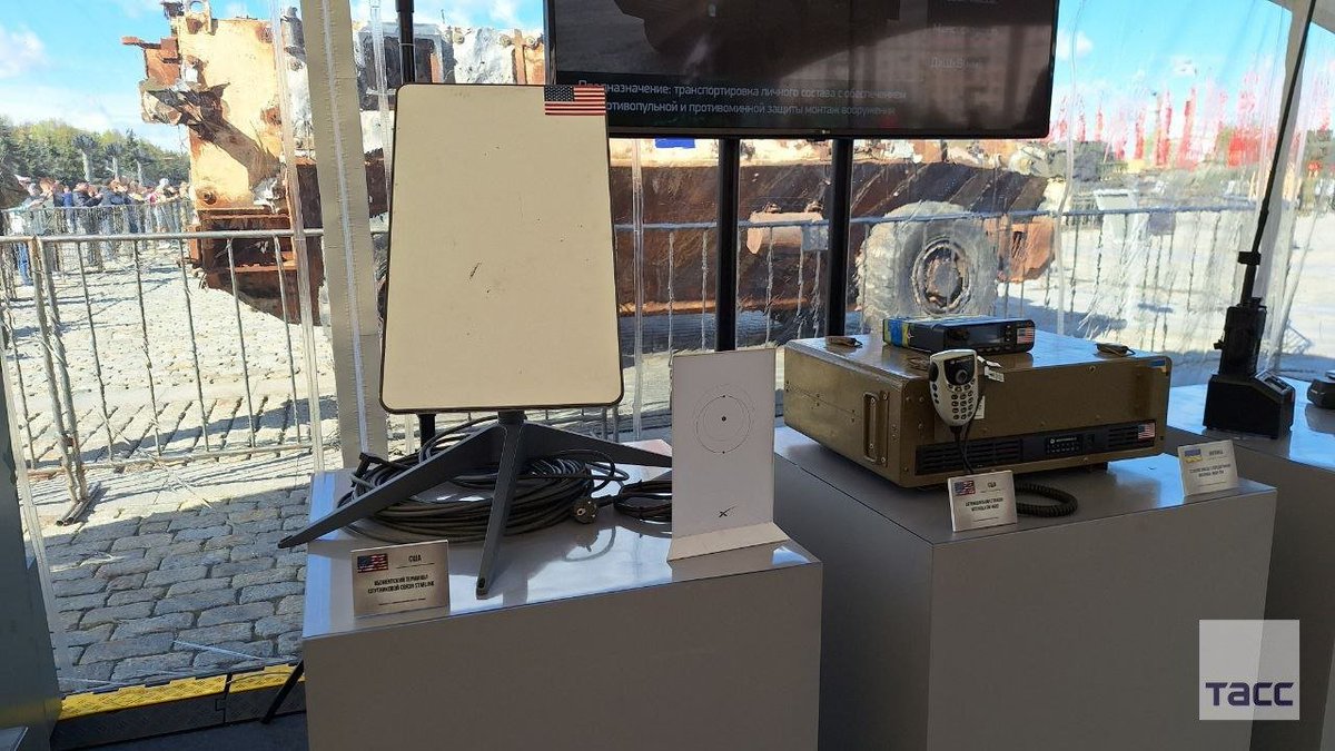 🚨🇷🇺Russian authorities are flaunting captured Starlink terminals on display as amongst other 'war trophies' in Moscow.